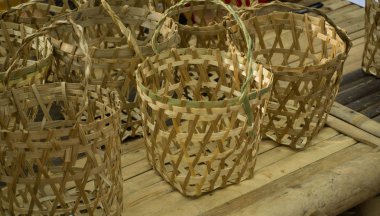 bambo sepeti toplama Endonezya merkezi Java bambu masa üstünde