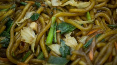 Baharatlı sebzeler ve asya sosları çeşitleri ile kızarmış erişte karıştırın yakından servis ve endonezya merkezi java mie kenyol denir