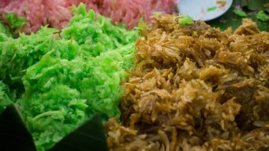 orta java endonezya manyok yapılmış geleneksel gebral renkli kek