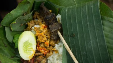Nasi Liwet geleneksel pirinç yemeği doyurmak ve biber merkezi Java ile Endonezya