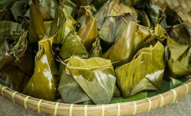 Nagasari, geleneksel haşlanmış pirinç flourfilled ile yapılmış kek muz dilimlenmiş. Muz yaprakları merkezi Java sarılı Endonezya