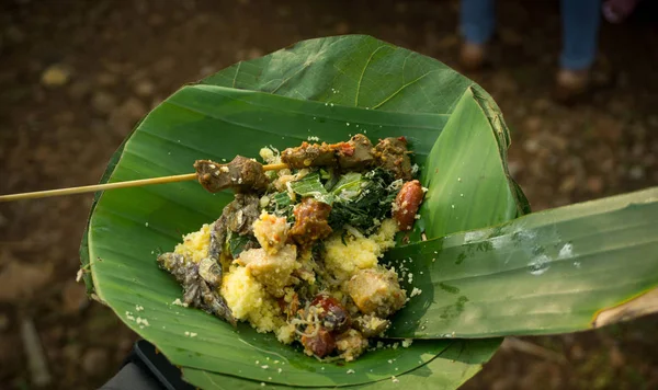 インドネシア ジャワ島中部プカロンガンでバナナの葉プレート撮影インドネシアのナシゴレン Jagung またはトウモロコシご飯 — ストック写真