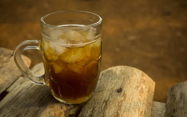 Ποτήρι Υγρό Jawa Asem Τσάι Tamarind Πάγο Στο Ξύλινο Τραπέζι — Φωτογραφία Αρχείου