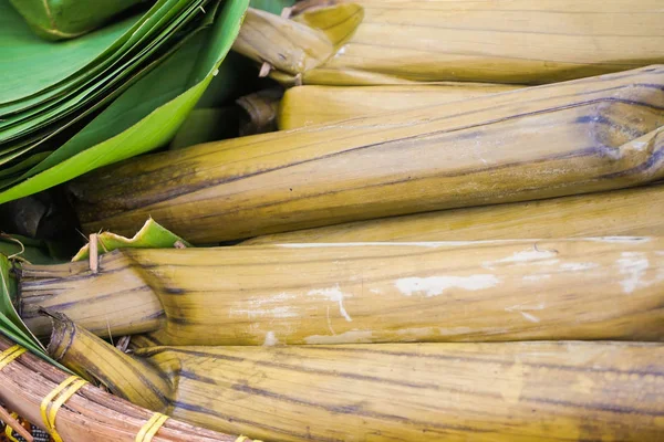 バナナ リーフ グリーン自然食品のラップのロントンや米の蒸気 — ストック写真