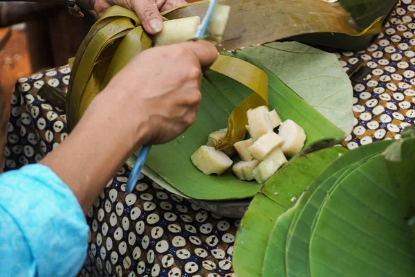 在包裹的香蕉手卖家中切割或供应龙通或大米蒸汽 — 图库照片