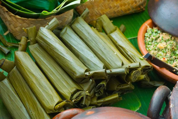 中部ジャワからのバナナ葉包みロントン料理インドネシア — ストック写真