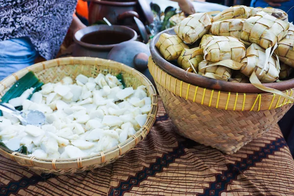 印尼爪哇中部传统食品市场竹碗中的番茄酱切片 — 图库照片
