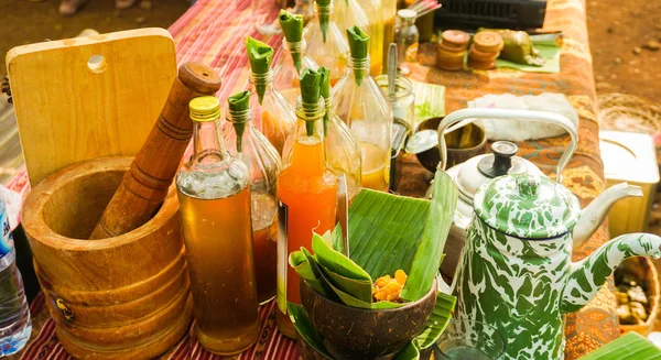 Jamu veya Endonezya şişeden baharat yapılan geleneksel sağlıklı içecek