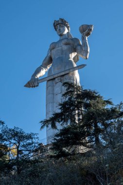 Tiflis, Gürcistan - 6 Kasım 2024: Gürcistan 'ın annesi Kartlis Deda, ulusu somutlaştıran devasa bir alüminyum figürdür. Düşmanlar için bir kılıç, dostları için şarap, Gürcü ruhunu temsil ediyor..