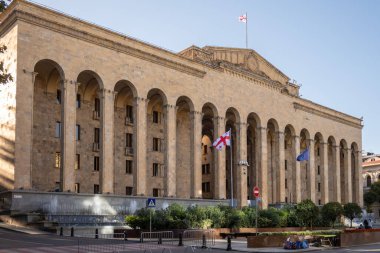 Tiflis, Gürcistan 'da Stalinist bir yapı olan Parlamento binası, 2003' teki Gül Devrimi gibi önemli anlara tanıklık etti. Şimdi devlet dairelerine ve bayraklara ev sahipliği yapıyor.