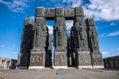 Gürcistan Anıtının Günlükleri, Gürcistan 'ın Tiflis kentindeki heykeltıraş Zurab Tsereteli tarafından oluşturulan 35 metre yüksekliğindeki 16 sütundan oluşuyor. Gürcistan İmparatorluk tarihi ve Hristiyanlığı betimliyorlar..