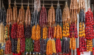 Kilise kilisesinin canlı bir düzeni, geleneksel Gürcü tatlıları, asılı, renk yelpazesi sergiliyor. Kalın üzüm suyuna batırılmış fındıktan yapılmış..