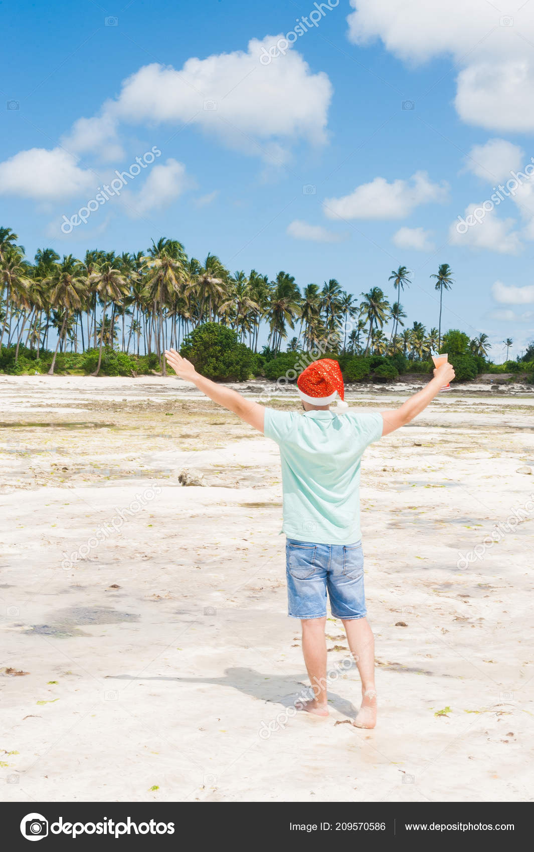 Homme Avec Une Barbe Chapeau Noël Boit Cocktail Sur île