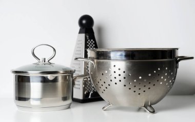 Mutfakta masada mutfak aletleri.Mutfak aletleri kompozisyon.