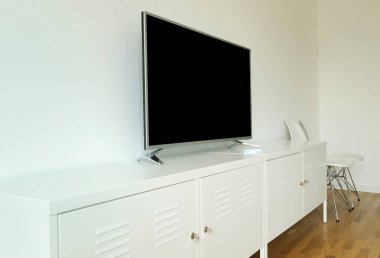 geniş ekran Tv ışık duvarının yakınında beyaz stand. Oturma odası