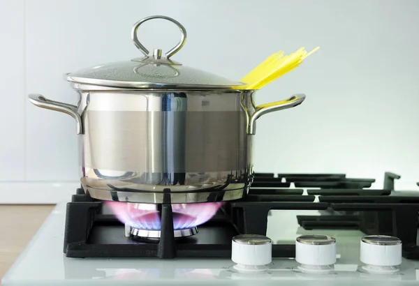 Gaz Brülöründe Bir Tava Gaz Sobası Üzerinde Pişirme — Stok fotoğraf