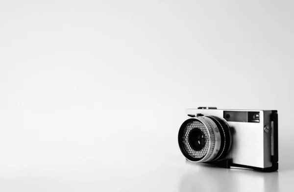 Retro Fotocamera Een Witte Achtergrond Zijaanzicht — Stockfoto