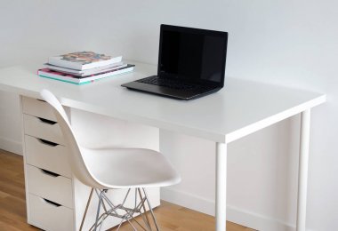 Çalışma alanı ile oda içinde laptop