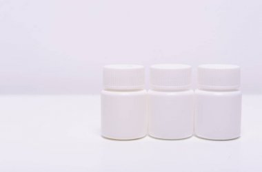 İzole arka planda plastik ten yapılmış şişe ilaç