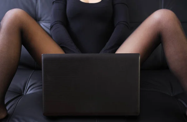 性感的沙发女孩工作的笔记本电脑 — 图库照片