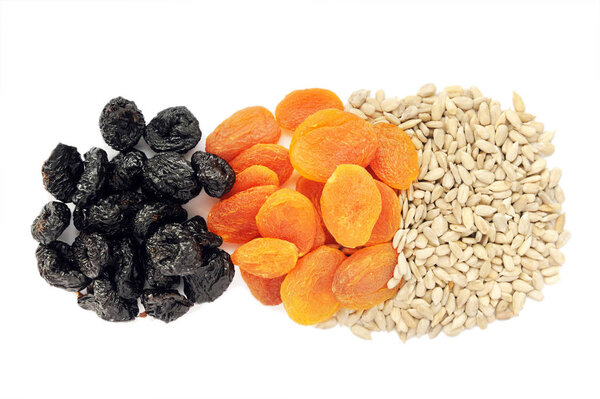 сухофрукты в стеклянной посуде на белом фоне
