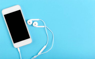 akıllı telefon ve kulaklık iş kavramı mavi arka plan