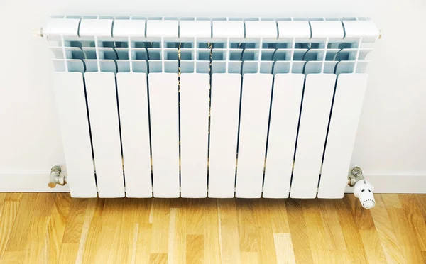温度调节器 恒温散热器 公寓的白色散热器 — 图库照片