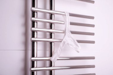 Kadın beyaz külot çelik radyatör üzerinde kurutulur