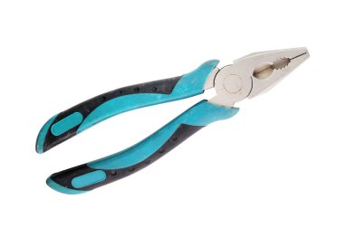 Beyaz arka planda yalıtılmış olan pliers'ı kapatın. Siyah ve mavi renkli kauçuk saplı kesme pense.