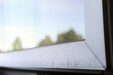 Konut binasının kirli beyaz pvc penceresi.