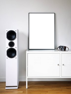 Beyaz modern iç dekorasyonda poster modeli. Modern iç mekanlarda beyaz hoparlörlü modern ses stereo sistemi..