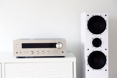 Modern iç mekanlarda beyaz hoparlörlü modern ses stereo sistemi.