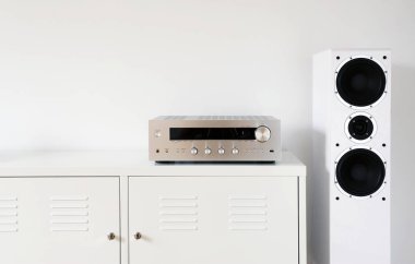 Modern iç mekanlarda beyaz hoparlörlü modern ses stereo sistemi.