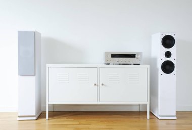 Modern iç mekanlarda beyaz hoparlörlü modern ses stereo sistemi.