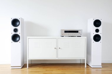 Modern iç mekanlarda beyaz hoparlörlü modern ses stereo sistemi.