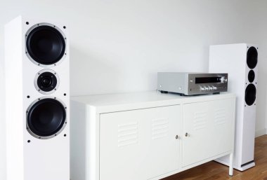 Modern iç mekanlarda beyaz hoparlörlü modern ses stereo sistemi.
