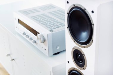 Modern iç mekanlarda beyaz hoparlörlü modern ses stereo sistemi.