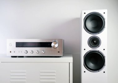 Modern iç mekanlarda beyaz hoparlörlü modern ses stereo sistemi.