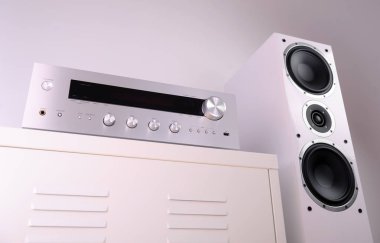 Modern iç mekanlarda beyaz hoparlörlü modern ses stereo sistemi.