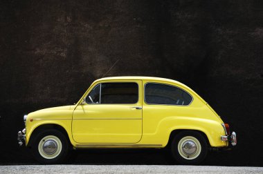 Sarı antika araba. Madeira dağlarında Retro araba.