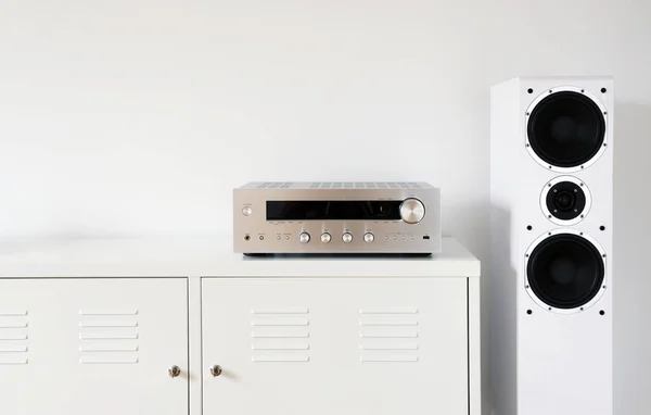 Nowoczesny System Stereo Audio Białymi Głośnikami Nowoczesnym Wnętrzu — Zdjęcie stockowe