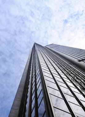 Büyük cam bir binanın alt manzarası. İş merkezi.