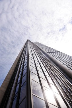 Büyük cam bir binanın alt manzarası. İş merkezi.