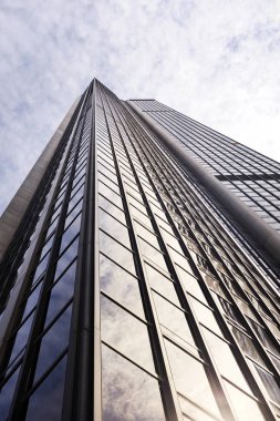 Büyük cam bir binanın alt manzarası. İş merkezi.