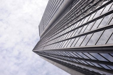 Büyük cam bir binanın alt manzarası. İş merkezi.