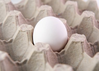 Kağıt kapsayıcısında çiftlik yumurtası. Beyaz arka plan üzerinde izole. Üstten Görünüm