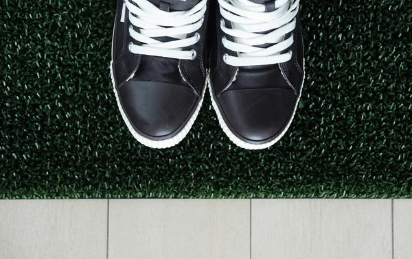 Stiefel Auf Einem Grünen Teppich — Stockfoto