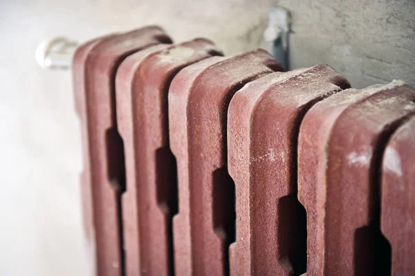 Radiateur Monté Isolé Rouillé Sur Mur Briques Rugueuses Plâtré Dans — Photo