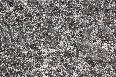 Su filtresindeki aktifleştirilmiş karbon beyaz arkaplanda izole edilmiş. Etkin Karbon.