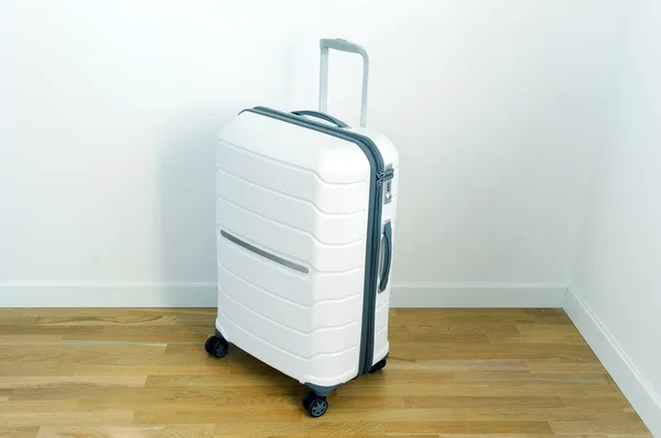 Valise Bagage Plastique Blanc Pour Voyageur Debout Dans Coin Pièce — Photo